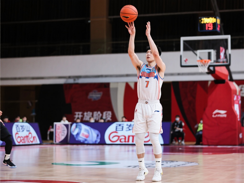 祝铭震追身三分助南京季后赛客场领先新疆